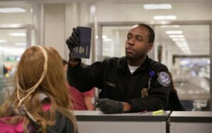 Ce nu spun autoritățile de la București când se laudă cu ridicarea vizelor pentru SUA: românii vor trebui să ceară, totuși, o viză electronică, on-line, foarte similară actualei vize