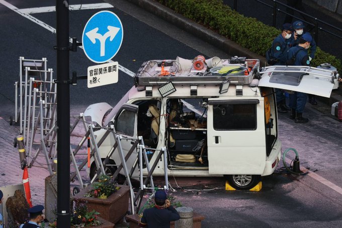 Un bărbat a fost arestat la Tokyo după ce a aruncat cocktail-uri molotov spre sediul partidului aflat la guvernare
