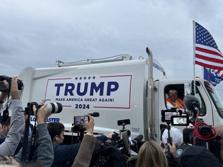 Donald Trump a venit la un miting electoral cu o mașină de gunoi - VIDEO