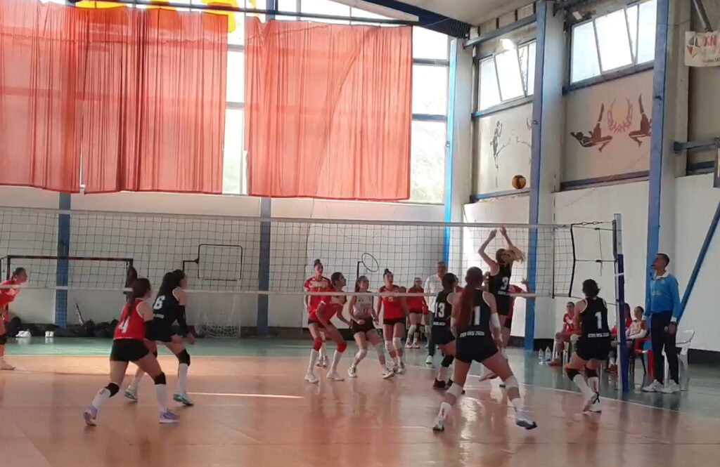 SPORT Ce debut frumos! O mână de puștoaice de la Iași s-a impus în curtea lui Dinamo. A mai spălat obrazul unei grupări care-și bate joc de milioane de euro ale ieșenilor