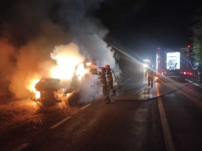 Autoutilitară distrusă de incendiu, la Suceava