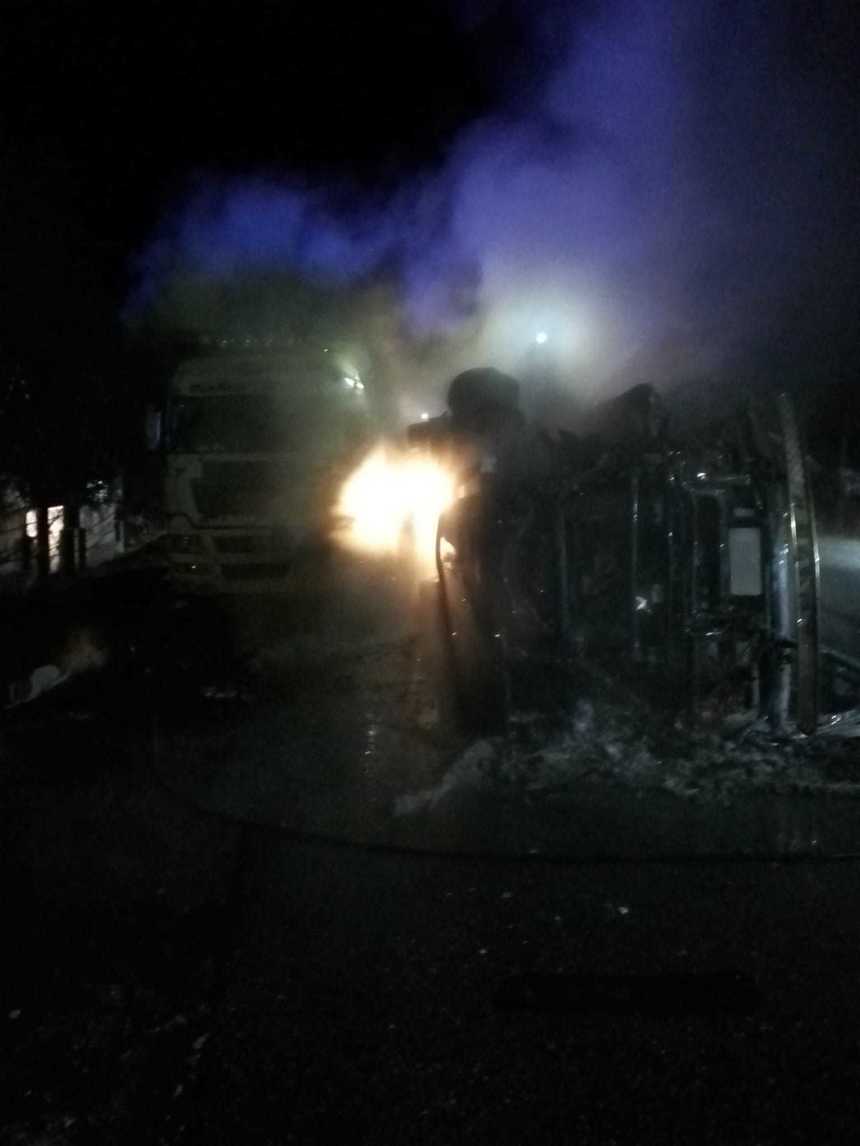 Două TIR-uri încărcate cu piatră s-au ciocnit în judeţul Vâlcea. După impact, unul dintre ele a luat foc