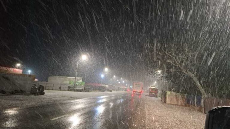 FOTO / VIDEO Drumarii intervin în mai multe judeţe, unde se înregistrează ninsori