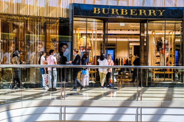 Casa de modă Burberry a anunţat o reorganizare masivă