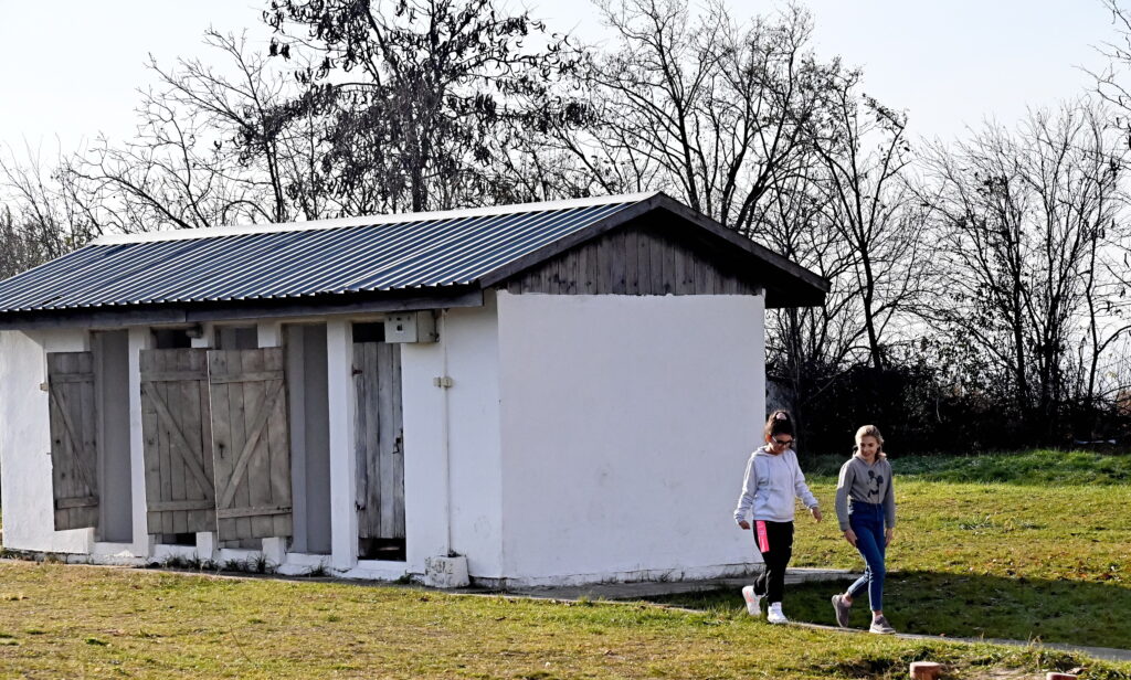  Elevii de la nouă școli din județul Iași vor merge și în acest an la toaleta din curte. Numărul acestora, în scădere de la an la an