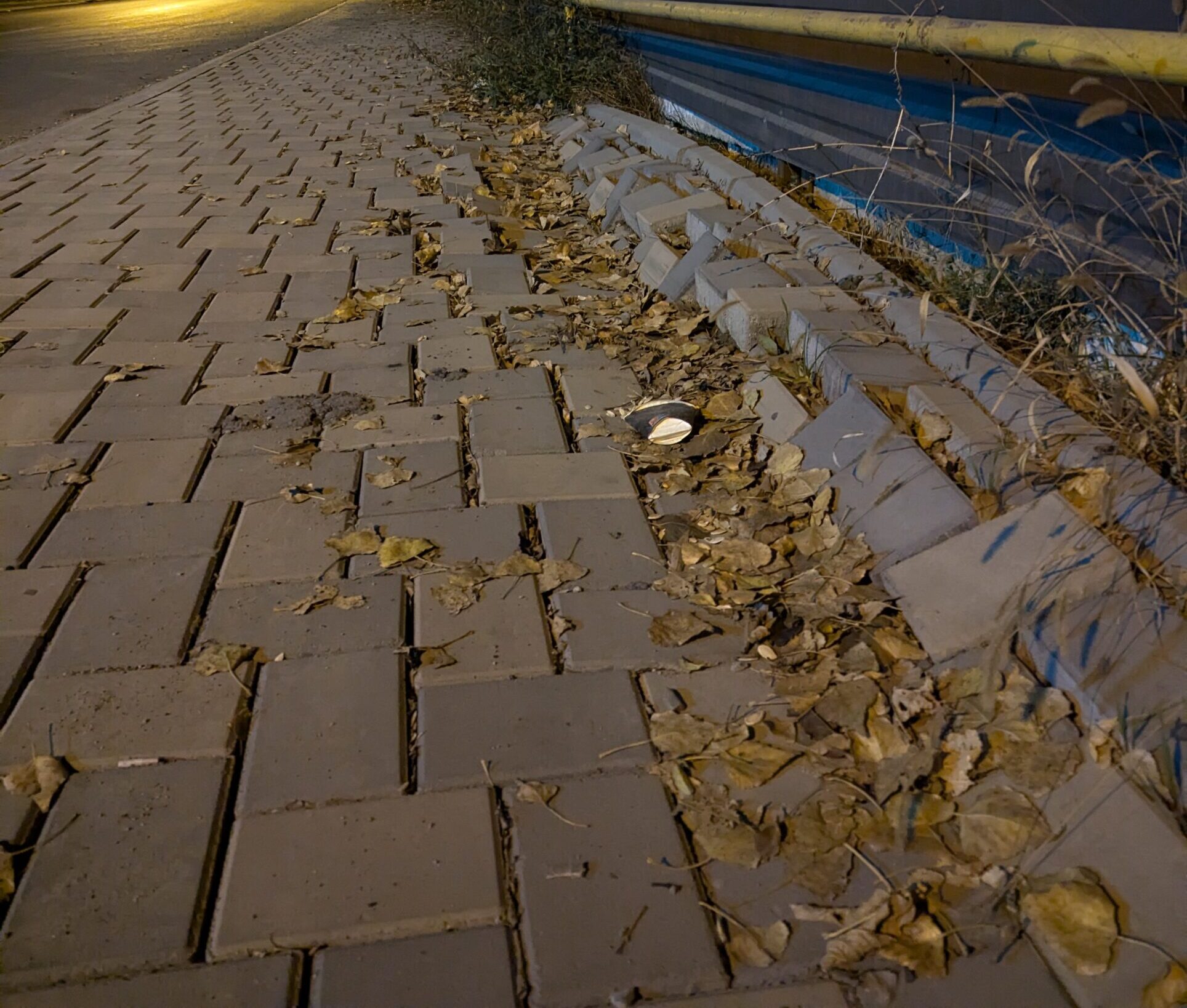 FOTO: Trotuare reabilitate recent, distruse de TIR-urile care parchează ilegal