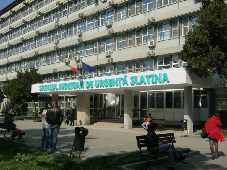 Anchete la Slatina, după moartea unei paciente în curtea Spitalului Judeţean, la scurt timp de la externare