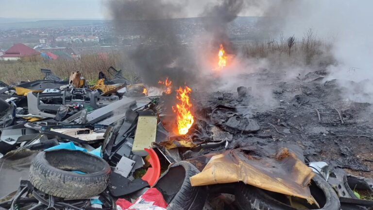 Incendiu în Zanea: Pompierii au intervenit pentru a lichida un incendiu pornit de la niște deșeuri de plastic