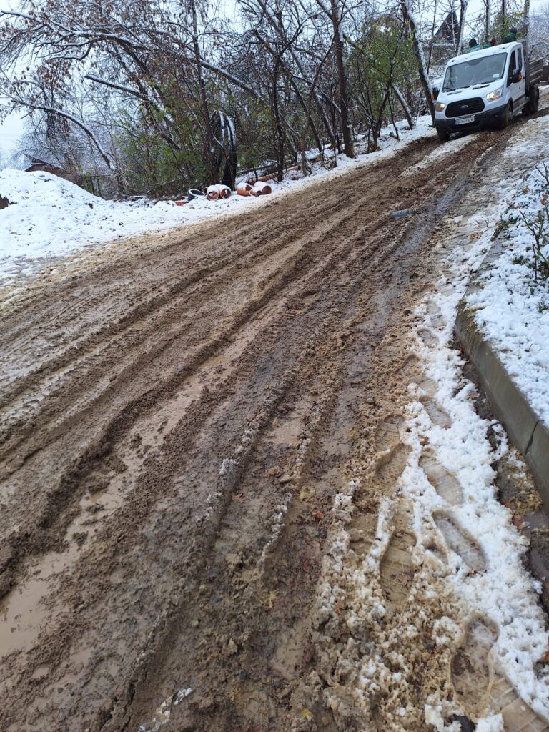 Noroi până la genunchi pe o stradă din Iași, după prima zi de ninsoare