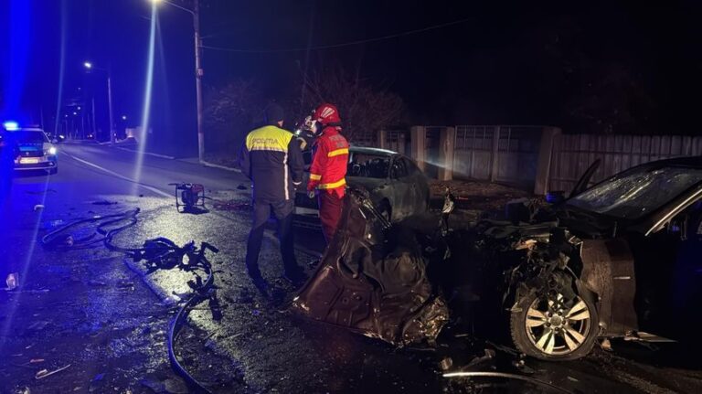 FOTO Vrancea - Doi tineri au murit carbonizaţi, iar alţi trei au fost răniţi după ce maşinile în care se aflau s-au ciocnit, iar una dintre ele a luat foc