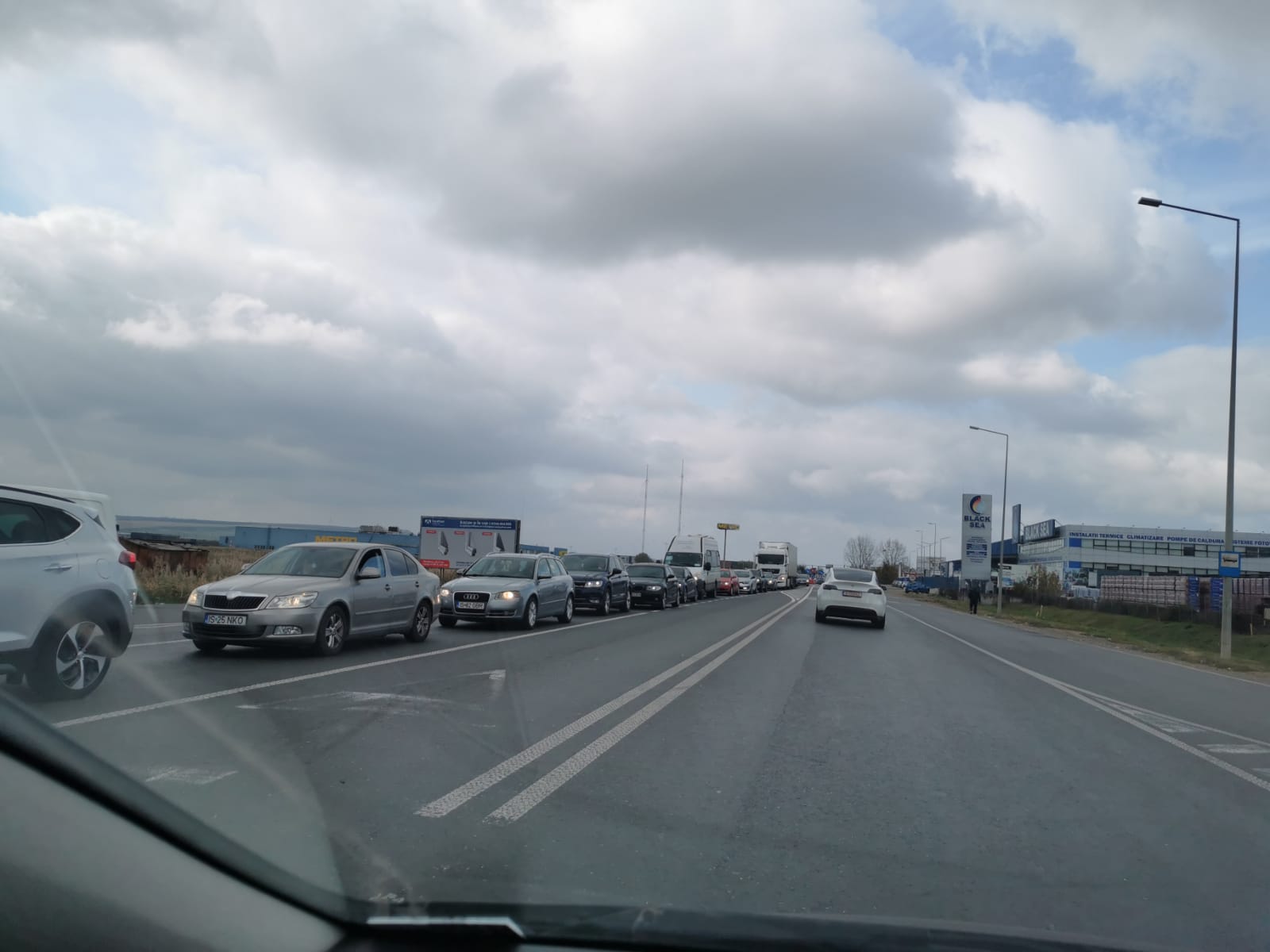 Se circulă bară la bară la intrarea în Iași, dinspre Păcurari. Trafic blocat de un accident - FOTO