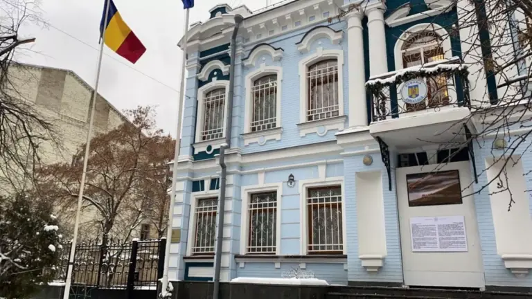 Ambasada României la Kiev şi-a redus activitatea din cauza situaţiei de securitate