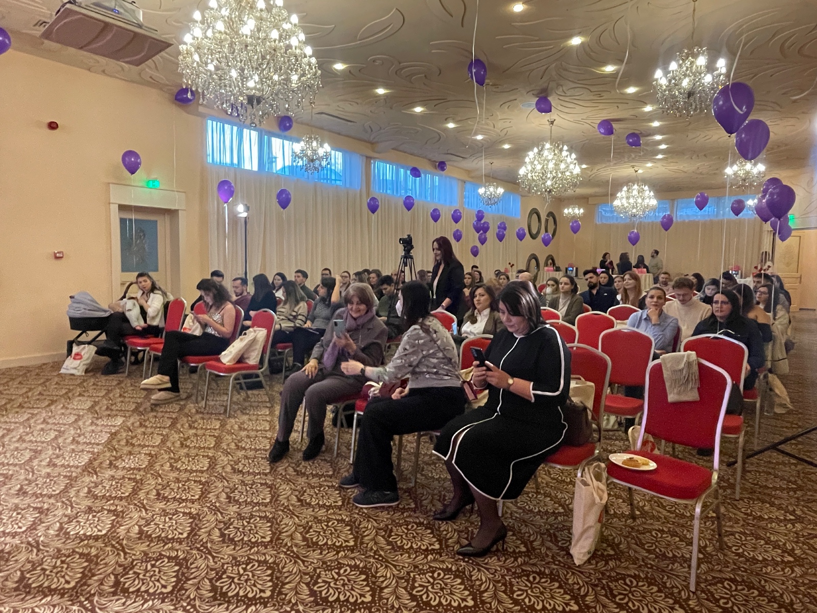 Cum să gestionăm provocările primei perioade de viață a bebelușului. Zeci de părinți prezenți la un eveniment special