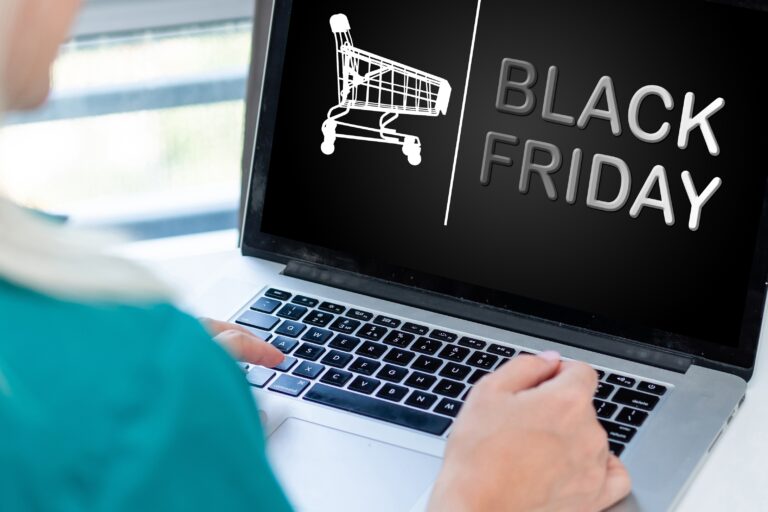 Black Friday la eMAG: 6,1 kg aur, 17 autoturisme şi 47 tone carne de porc şi mezeluri, vândute până la 19:30