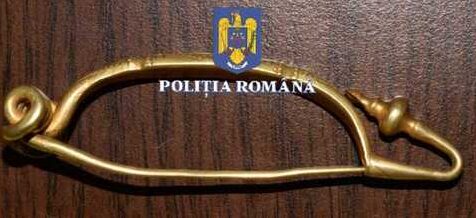 O broşă care ar face parte din patrimoniul naţional cultural, pusă la vânzare pe o reţea de socializare