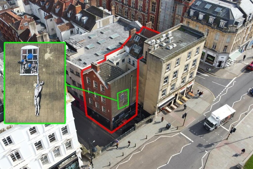  Pictura „Well Hung Lover” a lui Banksy va fi vândută împreună cu clădirea din Bristol pe care a fost pictată