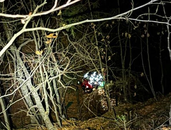 Bărbat căzut într-o prăpastie pe drumul spre Vârful Cozia, extras în stare de semiconştienţă
