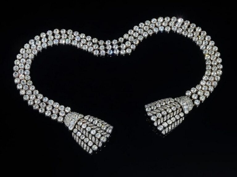 Un misterios colier cu diamante de 300 de carate a fost vândut pentru 3,8 milioane de lire sterline la o licitație în Geneva