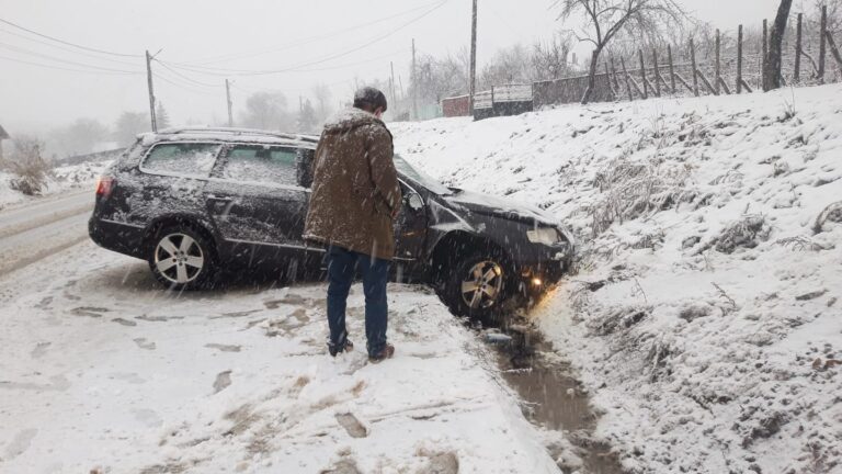 UPDATE Intervenții pe drumurile din județul Iași la prima ninsoare din an FOTO/VIDEO