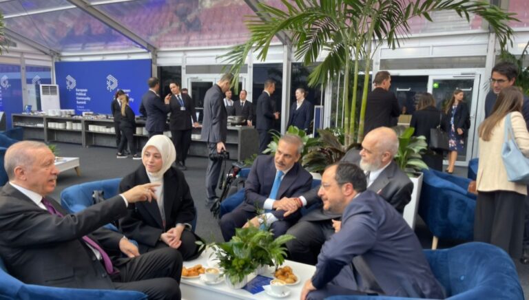 FOTO Liderii Turciei şi Ciprului au băut o cafea împreună, într-un gest rar de diplomaţie între doi inamici declaraţi