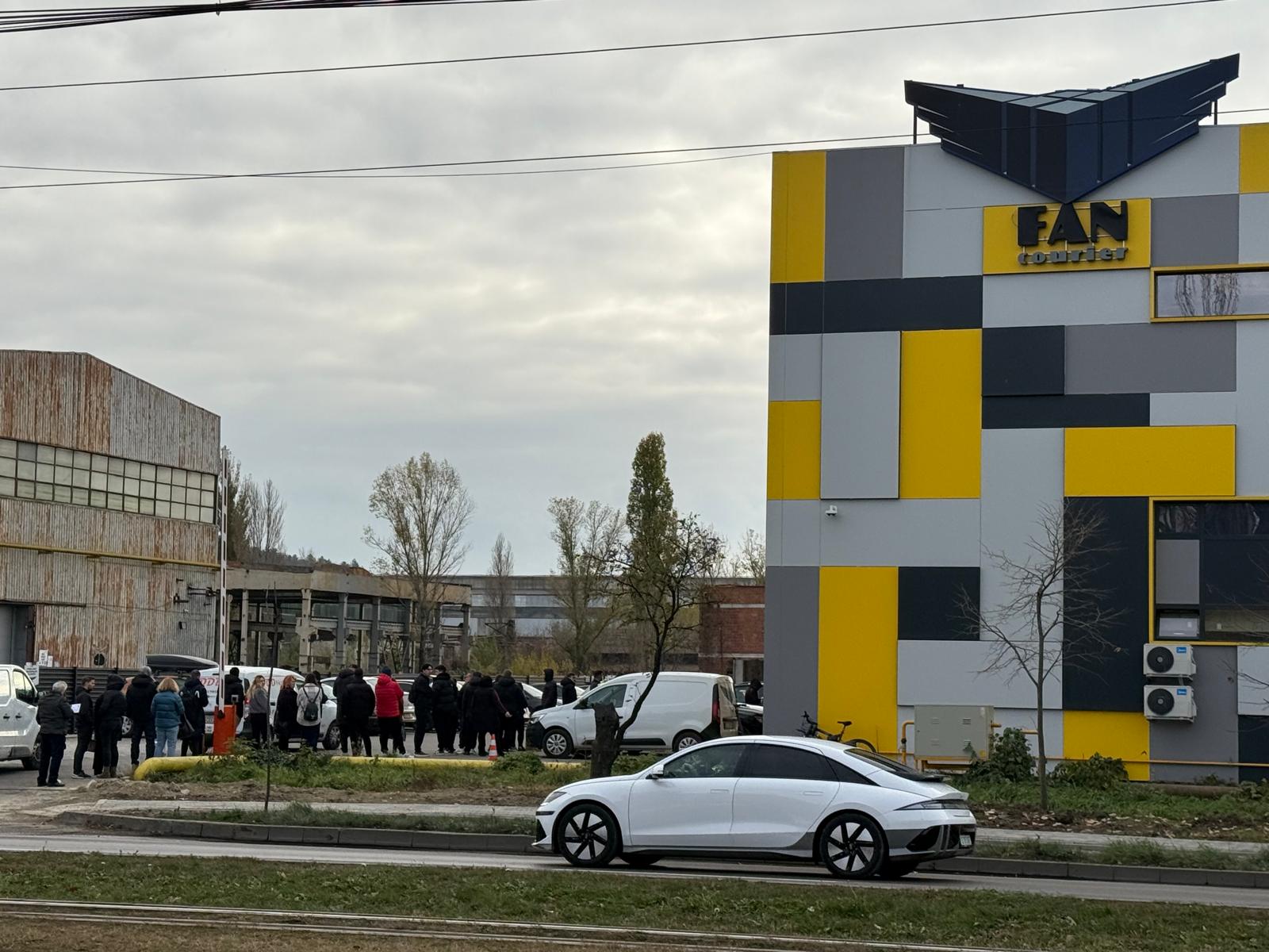 Forfotă mare astăzi la sediul FAN Courier din Iași, unde zeci de oameni au așteptat la coadă pentru a-și ridica coletele