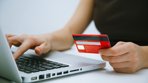 Pensionară jefuită chiar de operatoarea CEC care trebuia să-i dea noul card
