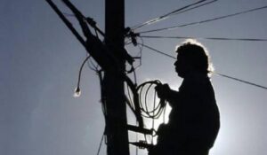 Un ieșean fura curent cu o instalație clandestină, prin subsolul casei. Prins de electrienii Delgaz Grid, a vrut să-i mituiască și s-a trezit condamnat la închisoare