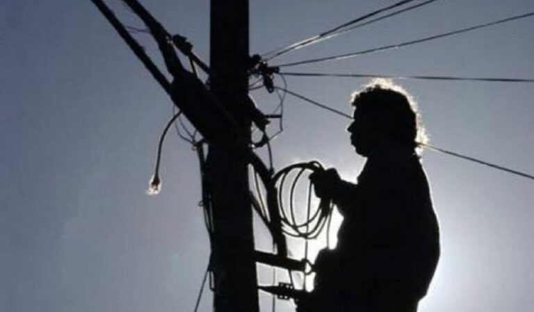 Un ieșean fura curent cu o instalație clandestină, prin subsolul casei. Prins de electrienii Delgaz Grid, a vrut să-i mituiască și s-a trezit condamnat la închisoare