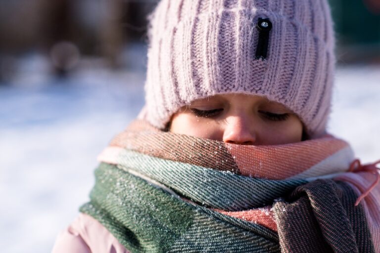Nu ne putem proteja 100% de infecțiile din sezonul viral, dar putem încerca să le prevenim. „Nu există un panaceu universal, dar e importantă vaccinarea”