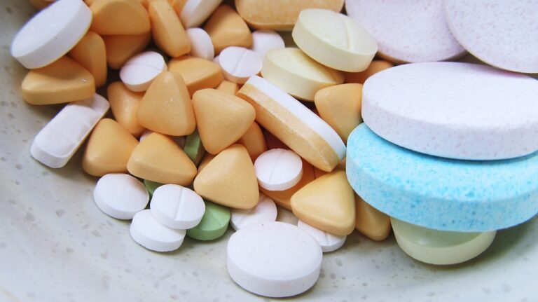 Ce combinații de medicamente sunt periculoase? Avertisment al medicilor ieșeni: nu doar antibioticele luate de capul nostru sunt riscante!