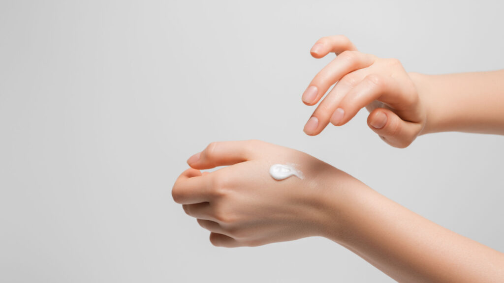  Cum să ne protejăm pielea în sezonul rece. Sfaturile medicului dermatolog Corneliu Dobre