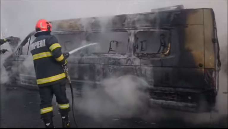 VIDEO Incendiu la un microbuz de transport persoane în Iași: Toți pasagerii s-au autoevacuat