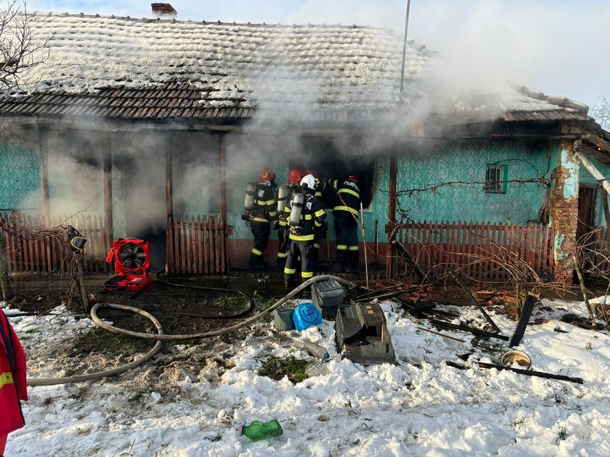  Bihor: Bărbat găsit carbonizat după ce casa i-a fost mistuită de flăcări – FOTO
