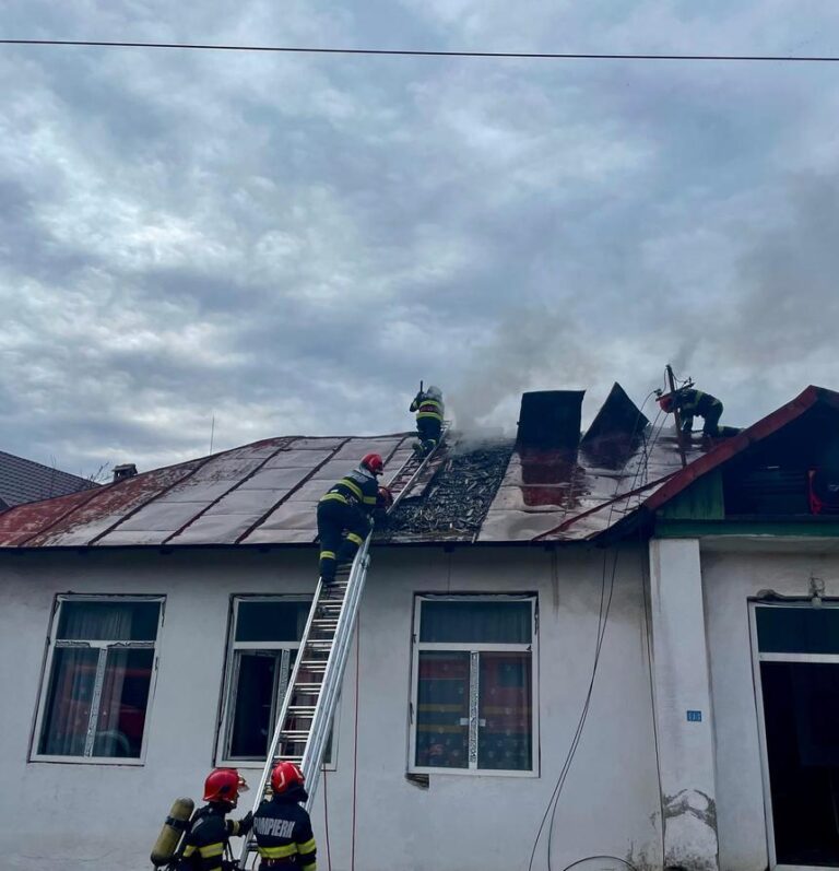 Incendiu în clădirea unei foste şcoli din Argeș, unde a funcţionat o secţie de votare