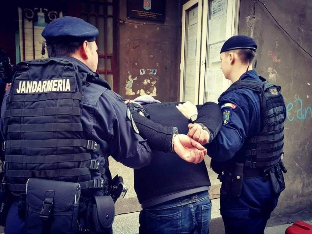 Bărbat urmărit internaţional din categoria Most Wanted, adus în ţară din SUA
