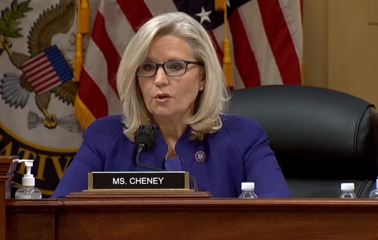 Trump, atac dur la Liz Cheney, fiica fostului vicepreședinte Dick Cheney: „Pentru poziţia sa în politica externă, ar trebui adusă în faţa plutonului de execuţie”