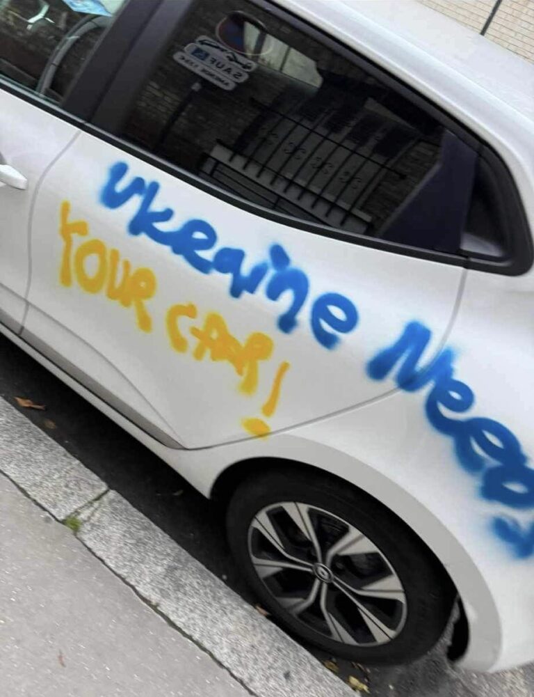 „Ucraina are nevoie de maşina ta!” Zeci de automobile au fost vandalizate în Franţa cu acest slogan misterios. Bănuielile se îndreaptă către Rusia