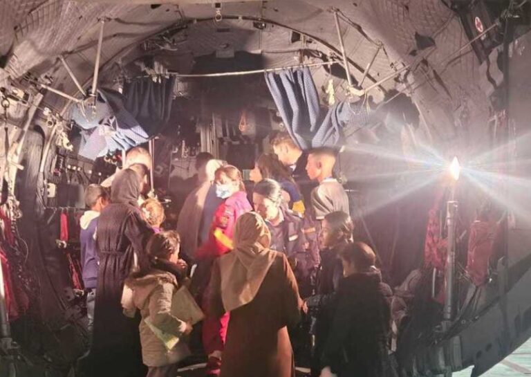 Şase copii palestinieni din Gaza, cu probleme medicale, aduşi în România, alături de 15 membri ai familiilor lor - FOTO