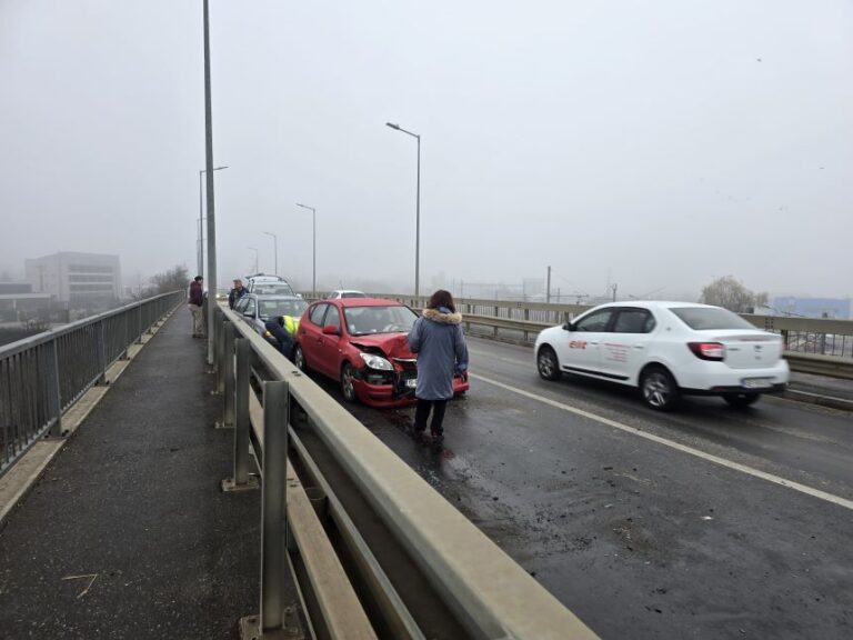 Accident în care au fost implicate 16 autovehicule, pe o stradă din Alba Iulia. Ce a răspuns purtătorul de cuvânt al Primăriei când a fost întrebat de ce nu se împrăştie preventiv material antiderapant