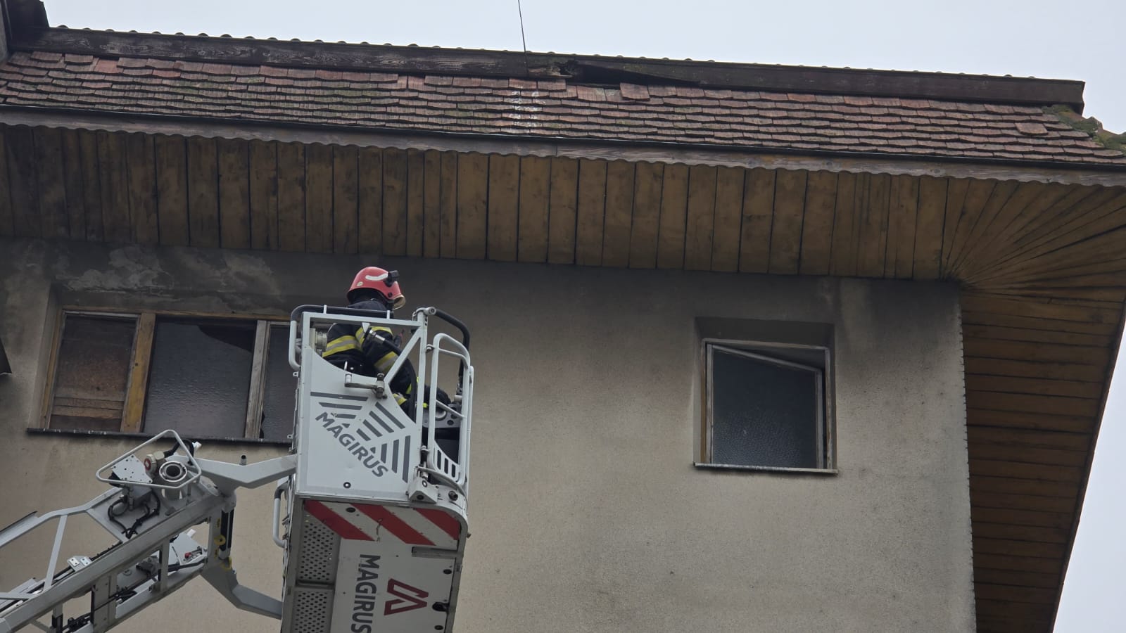  Intervenție de urgență a pompierilor în Pașcani pentru îndepărtarea țiglelor periculoase de pe un acoperiș