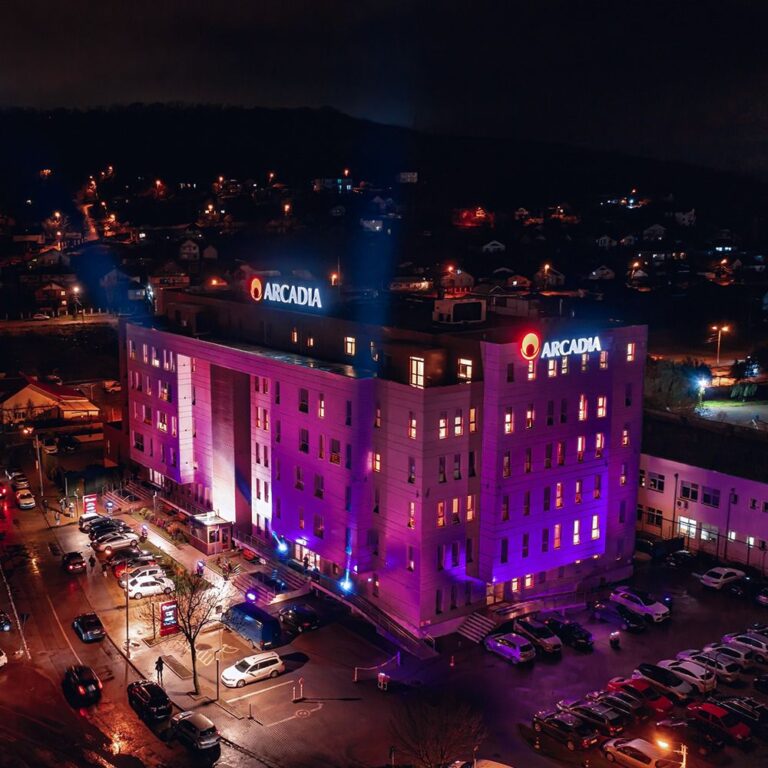 FOTO/VIDEO De Ziua Mondială a Prematurității, Maternitatea Arcadia a fost iluminată în violet