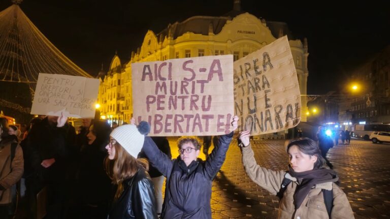 Miting, la Timişoara, pentru o democraţie europeană. Sute de tineri s-au adunat în Piaţa Victoriei şi strigă „Azi în Timişoara, mâine în toată ţara”