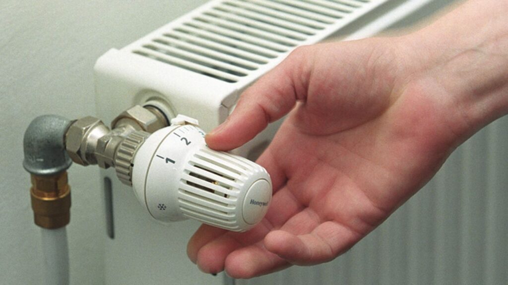  Ajutor de căldură de 750 lei la pensie, tăiat de guvern. Pensionari, condamnați la facturi mai mari