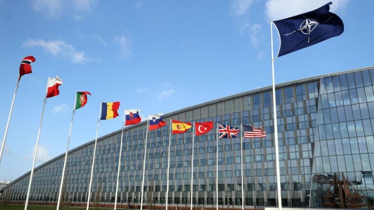 Reuniune NATO la Bruxelles: Europenii acuză Moscova că pune piedici încercării lui Trump de a face pace în Ucraina