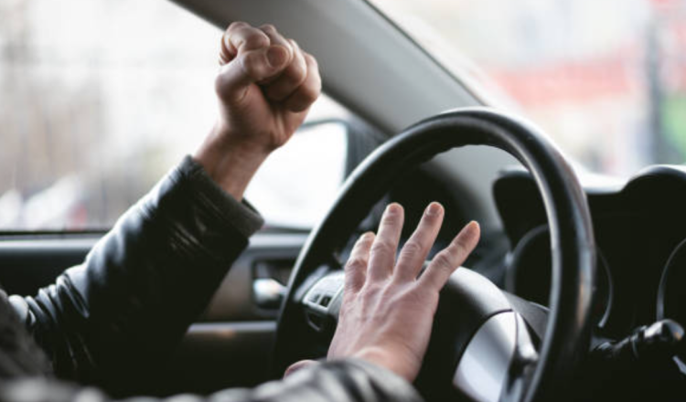 Gorj: Bărbat agresiv în trafic, depistat de Poliţie şi amendat, după ce a fost filmat, iar imaginile au fost postate online