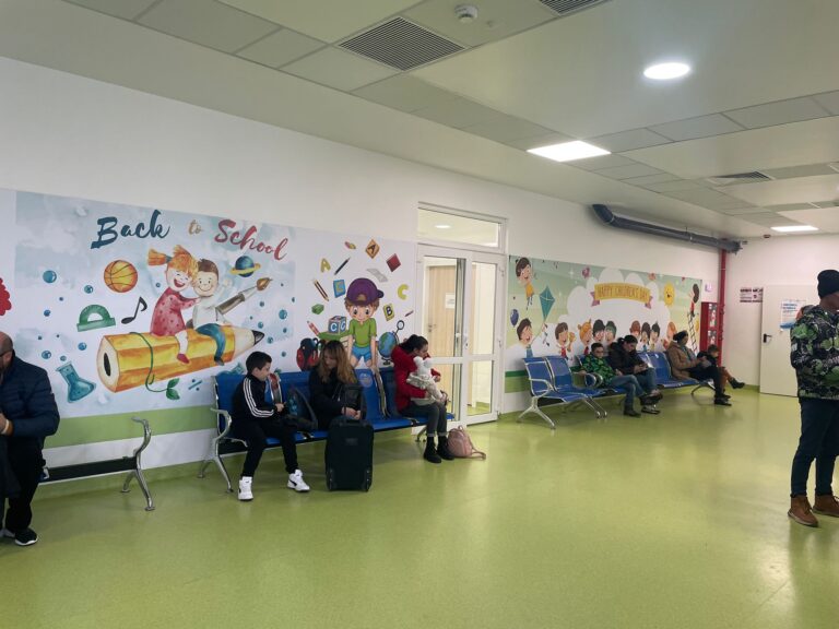 Record de copii electrocutați la Iași, anul acesta: 11. Șapte dintre ei s-au curentat pe vagoane CFR, unul a murit. Detalii medicale sumbre