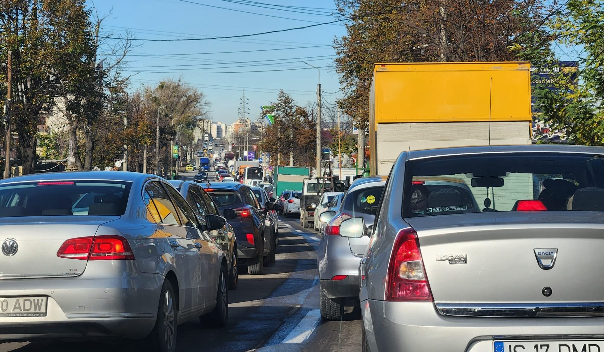 Traficul din Iași: îmbătrânim la volan. Ora prânzului devine noul vârf. Ieșenii pierd inutil 9 zile de viață pe an în trafic: campioni naționali. Analiză comparativă pe orașe mari