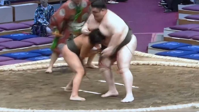 VIDEO – Sumo: La 16 ani şi 68 de kilograme şi-a învins adversarul de 39 de ani şi 168 de kilograme