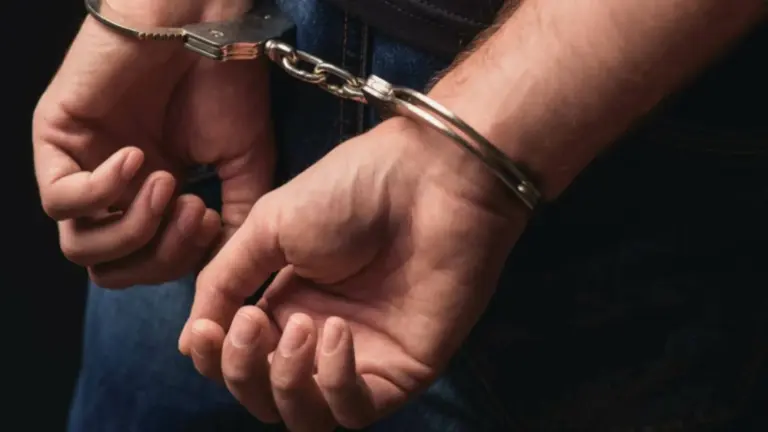 Tânăr reţinut după ce a agresat sexual o tânără, în staţia de autobuz de sub Pasajul Victoriei