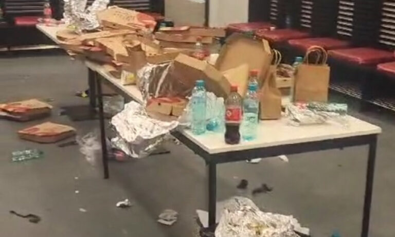 FOTO Mizeria lăsată de fotbaliștii din Kosovo în vestiare după meciul cu România